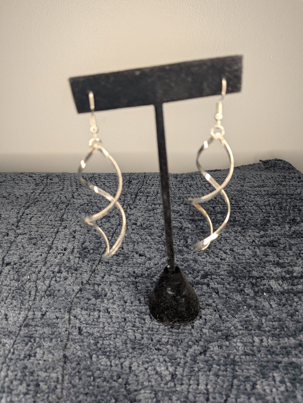 Silvertone Metal Ribbon Spiral Twist Dangle Earrings Fluid Wave Threader Style